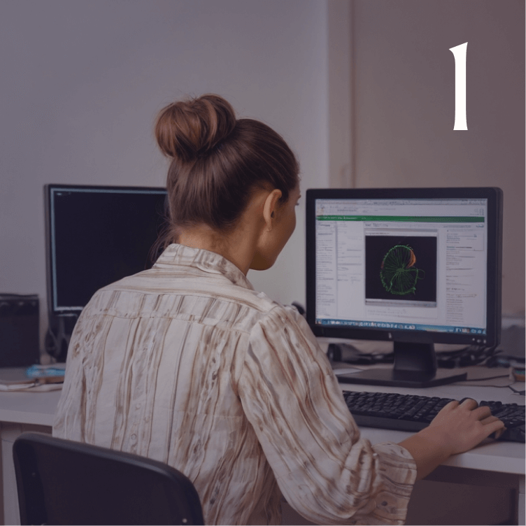 Kobieta przy komputerze wykonuje badanie RMP