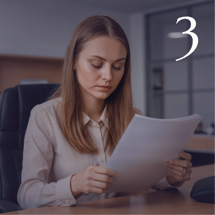 Kobieta czytająca swój raport RMP