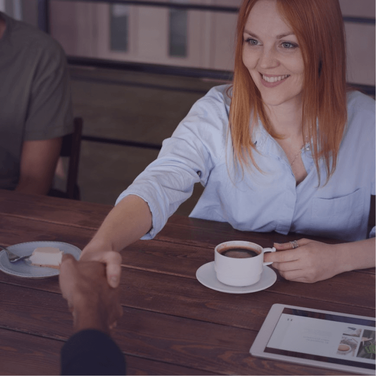 Uśmiechnięta klientka umawiająca współpracę